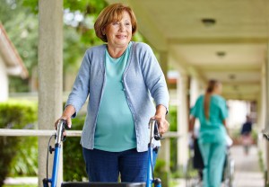 Frau mit Rollator im Seniorenheim